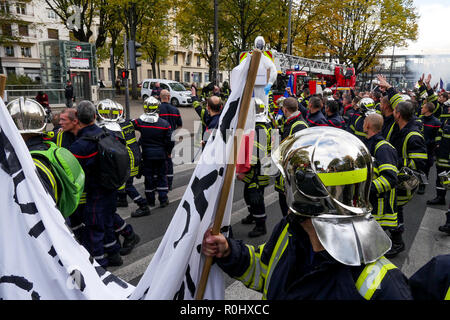 Lione, Francia, 5 Novembre 2018: arrabbiato sono i vigili del fuoco si vede in Lione centro-orientale (Francia) il 5 novembre 2017 come essi marzo per protestare contro entrambi bassi iscrizione e disastrose condizioni di lavoro. Foto di credito: Serge Mouraret/Alamy Live News Foto Stock