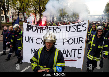 Lione, Francia, 5 Novembre 2018: arrabbiato sono i vigili del fuoco si vede in Lione centro-orientale (Francia) il 5 novembre 2017 come essi marzo per protestare contro entrambi bassi iscrizione e disastrose condizioni di lavoro. Foto di credito: Serge Mouraret/Alamy Live News Foto Stock