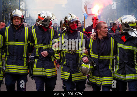 Lione, Francia, 5 Novembre 2018: arrabbiato sono i vigili del fuoco si vede in Lione centro-orientale (Francia) il 5 novembre 2017 come essi marzo per protestare contro entrambi bassi iscrizione e disastrose condizioni di lavoro. Foto di credito: Serge Mouraret/Alamy Live News Foto Stock