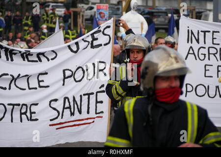 Lione, Francia, 5 Novembre 2018: arrabbiato sono i vigili del fuoco si vede in Lione centro-orientale (Francia) il 5 novembre 2017 come essi marzo per protestare contro entrambi bassi iscrizione e disastrose condizioni di lavoro. Foto di credito: Serge Mouraret/Alamy Live News Foto Stock