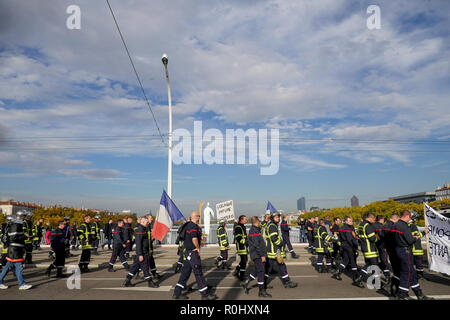 Lione, Francia, 5 Novembre 2018: arrabbiato sono i vigili del fuoco si vede in Lione centro-orientale (Francia) il 5 novembre 2017 come essi marzo per protestare contro entrambi bassi iscrizione e disastrose condizioni di lavoro. Foto di credito: Serge Mouraret/Alamy Live News Foto Stock