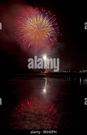 Musselburgh, Scozia, Regno Unito, 5 nov. 2018. Guy Fawkes fuochi d'artificio riflessa nella sabbia bagnata. Insolitamente mite a 9 gradi per la East Lothian town annuale gratis Fireworks display a cui hanno partecipato anche a più persone a causa della chiusura di Edimburgo di Meadowbank Stadium. Foto Stock