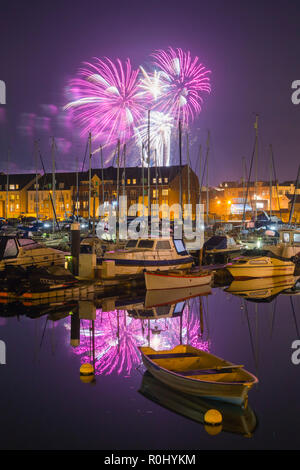 Weymouth Dorset, Regno Unito. 5 novembre 2018. Esplosione di fuochi d'artificio illuminano il cielo notturno sopra la marina a Weymouth nel Dorset come la città ha il suo annuale di Guy Fawkes notte fuochi d'artificio. Credito Foto: Graham Hunt/Alamy Live News. Foto Stock
