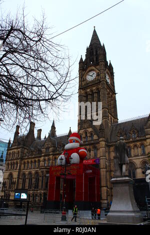 Manchester Town Hall con buon Natale Manchester & 'Zippi' Santa Claus Foto Stock