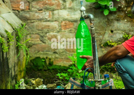 Un uomo in policarbonato con contenitori in plastica per acqua potabile che può portare a gravi rischi per la salute. Acqua potabile o qualsiasi bevanda dalla plastica bo Foto Stock