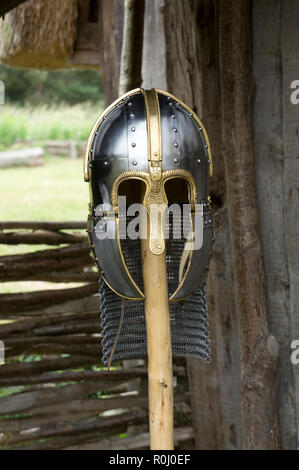 Un inizio di casco medievale con naso protezione e controllo della protezione. Foto Stock