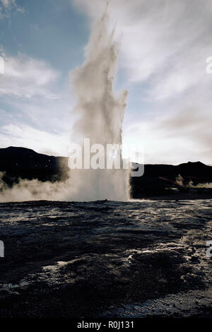 Strokkur nella popolare meta turistica di Geysir primavera calda nell'area geotermica di Haukadalur Valley, che si trova nel sud-ovest dell'Islanda. Foto Stock