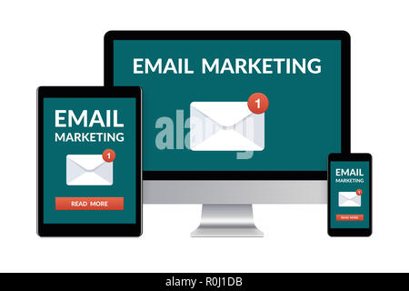 Computer desktop, tablet e smartphone isolato su bianco con email marketing concetto sullo schermo. Digital ha generato i dispositivi. Foto Stock