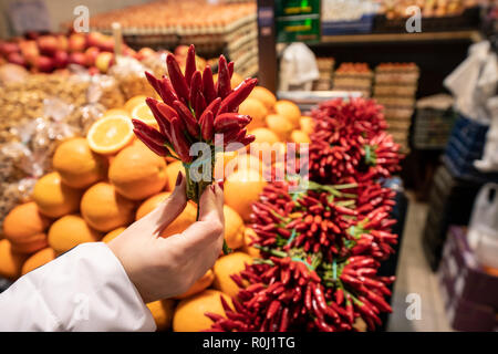 Ungherese peperoncini rossi venduti a Budapest il Mercato Centrale Foto Stock