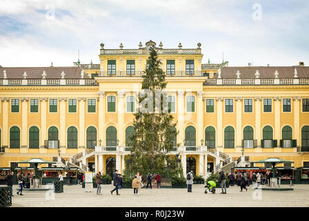 Mercatino di Natale di fronte al Palazzo di Schonbrunn a Vienna Austria Foto Stock