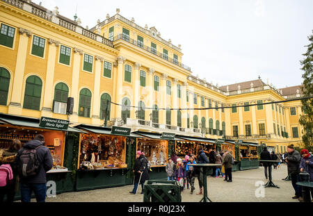 Palazzo di Schonbrunn Mercatino di Natale in Wien Foto Stock