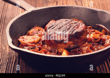 Maiale fritto chop con verdura sulla tavola di legno, close up vista vintage Foto Stock