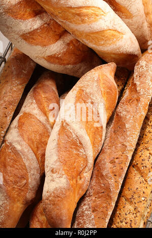 Baguette francese nel cestello di metallo Foto Stock