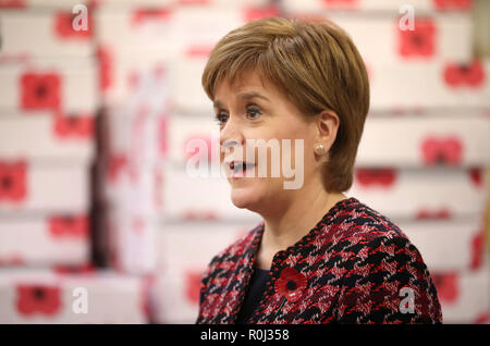 Primo Ministro Nicola Storione in officina al Lady Haig fabbrica di papavero in Edinburgh, durante i preparativi per questo anno di PoppyScotland appello e Giorno del Ricordo. Foto Stock