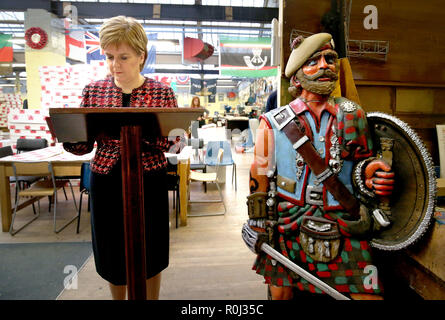 Primo Ministro Nicola Storione Firma il libro degli ospiti nel workshop presso la signora Haig fabbrica di papavero in Edinburgh, durante i preparativi per questo anno di PoppyScotland appello e Giorno del Ricordo. Foto Stock