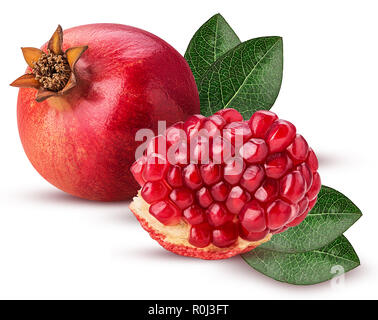 Mature frutto di melograno e slice con foglie isolati su sfondo bianco. Percorso di clipping. Massima profondità di campo. Foto Stock