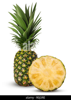 Ananas frutta intera e tagliato a metà con foglie verdi isolati su sfondo bianco. Percorso di clipping. Massima profondità di campo. Foto Stock
