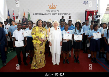 La First Lady del Ghana Rebecca Akufo-Addo e la duchessa di Cornovaglia assistere al lancio della regina della Commonwealth Concorso 2019 in Ghana Scuola Internazionale di Accra, in Ghana, il giorno 6 del suo viaggio in Africa occidentale con il Principe di Galles. Foto Stock