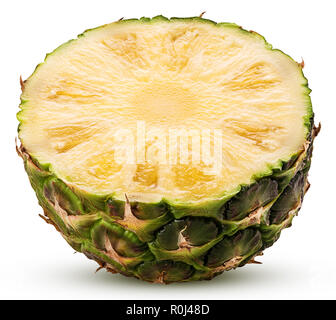 Ananas frutta tagliata a metà isolato su sfondo bianco. Percorso di clipping. Massima profondità di campo. Foto Stock