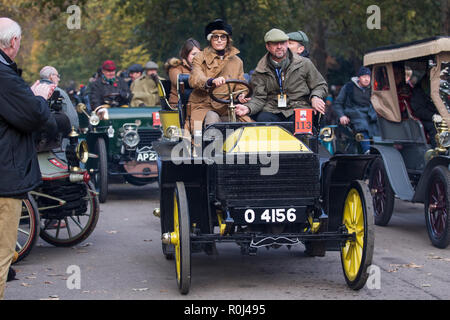 Yasmin Le Bon guida un 1901 Wolsely nel Bonhams Londra a Brighton Veteran Car Run 2018, il più antico del mondo manifestazione motoristica Foto Stock