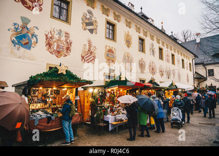 Gmunden Schloss Ort o Schloss Orth Mercatino di Natale all'interno del castello Foto Stock