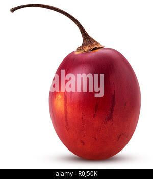 Dolce fresco tamarillo isolato isolato su sfondo bianco. Percorso di clipping. Massima profondità di campo. Foto Stock