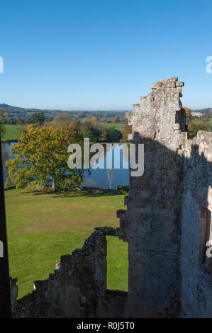 Vista del Laghetto del cigno dal vecchio Wardour Castello, vicino a Tisbury, Salisbury, Wiltshire, Regno Unito. Foto Stock