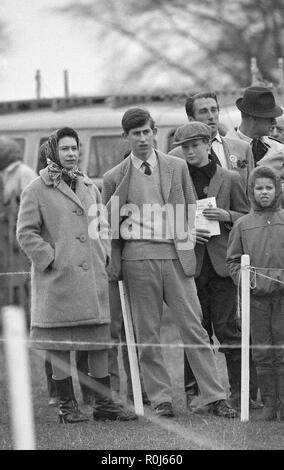 Queen Elizabeth II accanto a suo figlio, il Principe Carlo, a badminton Horse Trials. Foto Stock