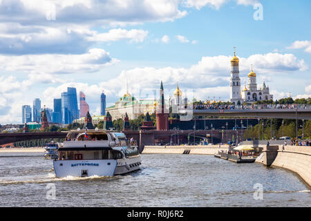 Mosca, Russia - Agosto 13, 2018: imbarcazioni turistiche galleggiante su uno sfondo di edifici nel centro storico di Mosca Foto Stock