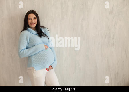 Ritratto di bella donna in stato di gravidanza prima del parto famiglia Foto Stock