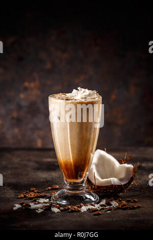 Vetro a freddo gustosi caffè cocco vintage su sfondo scuro Foto Stock