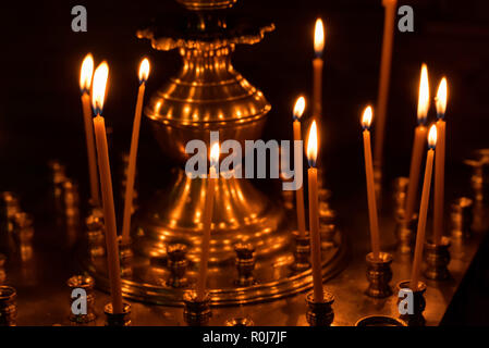 Close up candele accese in una chiesa Foto Stock