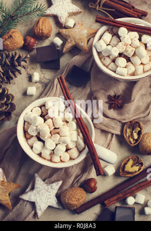 Cioccolata calda con marshmallows e cannella, vista dall'alto. Foto Stock