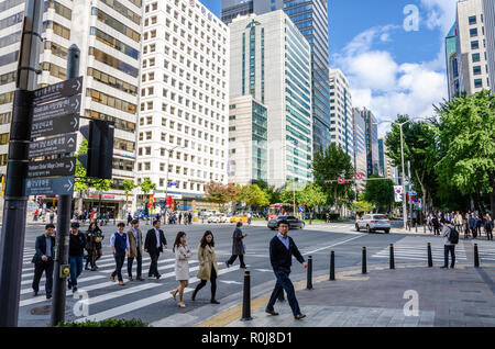 Edifici alti contro un cielo blu con nuvole in questo paesaggio vew del quartiere di Gangnam di Seoul in Corea del Sud. Foto Stock