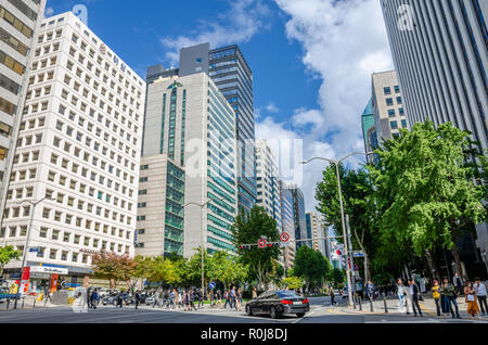 Edifici alti contro un cielo blu con nuvole in questo paesaggio vew del quartiere di Gangnam di Seoul in Corea del Sud. Foto Stock