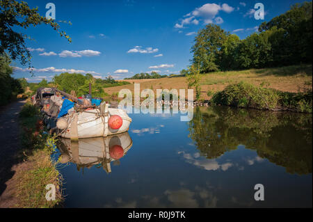 Barca bianca con boa rossa a Rickmansworth sul Canal Grande, Regno Unito Foto Stock