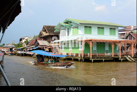 Imbarcazione turistica sulla Mae Klong river. Amphawa. Samut Songkhram provincia. Della Thailandia Foto Stock