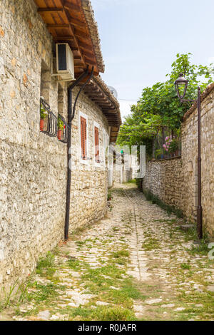 Berat, Albania- 30 giugno 2014: strette strade di ciottoli nella storica città di Berat. Architettura ottomana in Albania, Sito Patrimonio Mondiale dell'Unesco. Berat Foto Stock