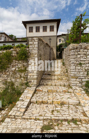 Berat, Albania- 30 giugno 2014: strette strade di ciottoli nella storica città di Berat. Architettura ottomana in Albania, Sito Patrimonio Mondiale dell'Unesco. Berat Foto Stock