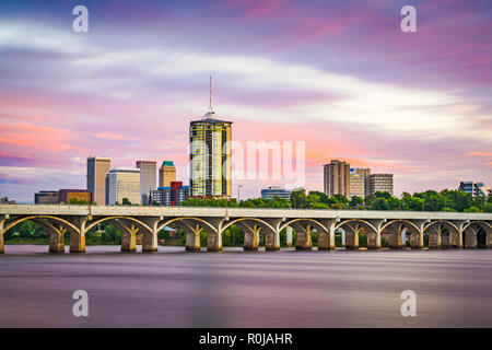 Tulsa, Oklahoma, Stati Uniti d'America skyline del centro sull'Arkansas River al crepuscolo. Foto Stock