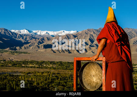 I monaci chiamando per le preghiere del mattino dal tetto di Thikse Gompa Foto Stock