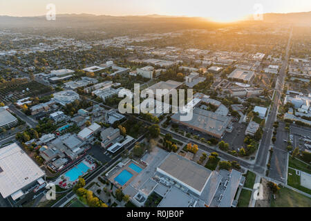 Los Angeles, California, Stati Uniti d'America - 21 Ottobre 2018: Antenna vista al tramonto della California State University Northridge campus nella valle di San Fernando. Foto Stock