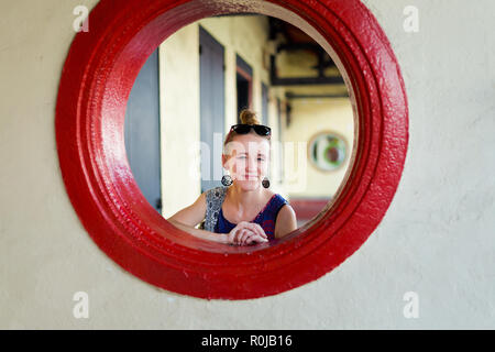 Giovane turista nella finestra su Jonker Street nella città di Malacca in Malesia. Bellissima chinatown nel sud est asiatico. Foto Stock