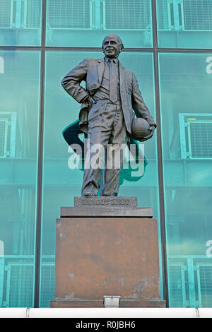 Sir Matt Busby statua al di fuori di Old Trafford, casa del Manchester United Football Club, England, Regno Unito Foto Stock