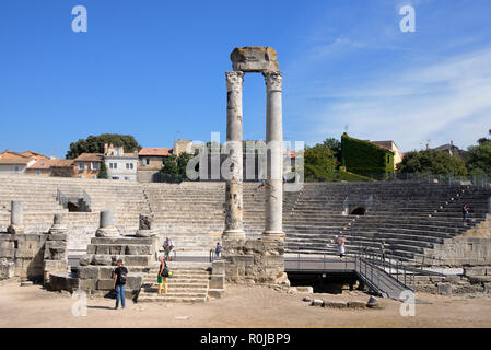 Antiche colonne classiche e Teatro Romano Arles Provence Francia Foto Stock