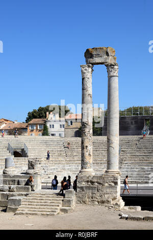 Antiche colonne classiche e Teatro Romano Arles Provence Francia Foto Stock