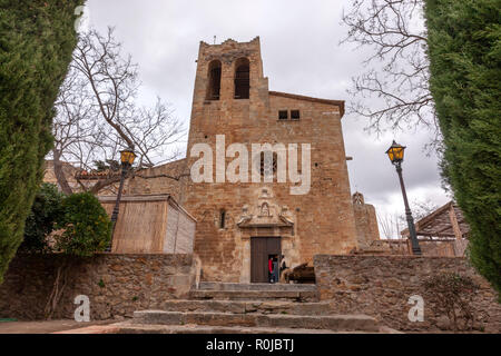 La chiesa romanica di Sant Pere in Pals una città medievale con le case di pietra nella provincia di Girona, in Catalogna, Spagna Foto Stock