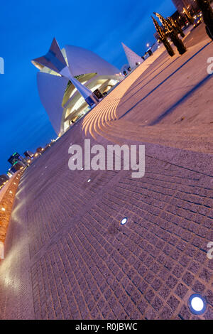 Le persone che entrano in Palau de les Arts Reina Sofia, al tramonto, opera house e il centro culturale di Valencia, Spagna, dall'architetto Santiago Calatrava, Foto Stock