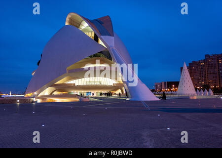 Le persone che entrano in Palau de les Arts Reina Sofia, al tramonto, opera house e il centro culturale di Valencia, Spagna, dall'architetto Santiago Calatrava, Foto Stock