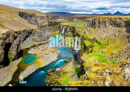Lo splendido paesaggio di Sigoldugljufur canyon con molte piccole cascate e il fiume azzurro nelle Highlands di Islanda Foto Stock